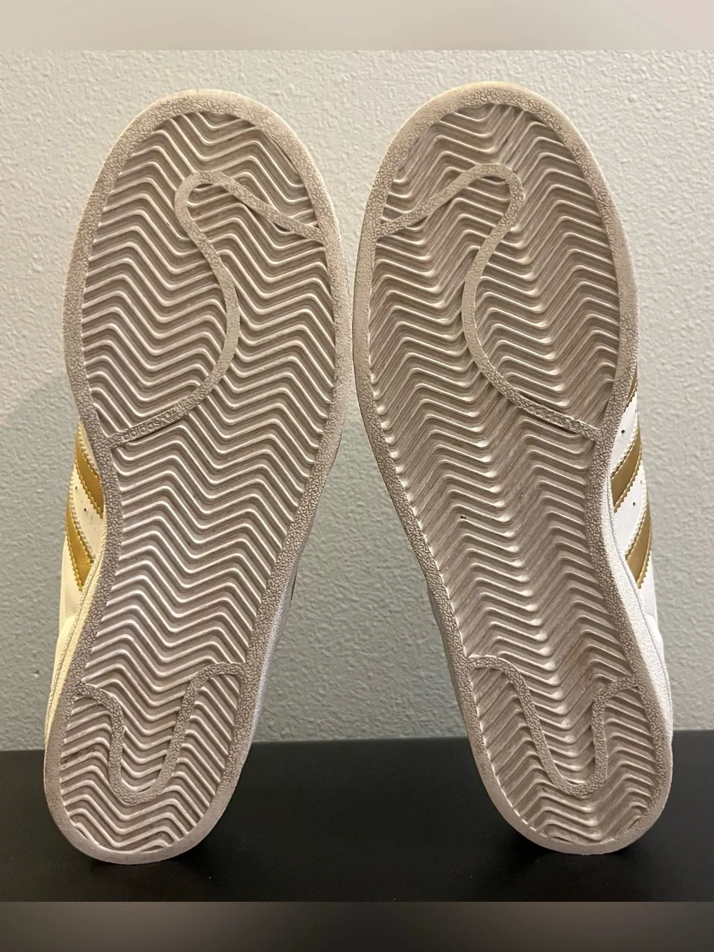 Women’s Shell Toe Adidas Superstar, Sz 8, Gold Stripes
